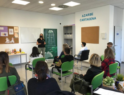 Las personas jóvenes atendidas en el Programa Azarbe de Cartagena realizan un taller sobre alimentación saludable 