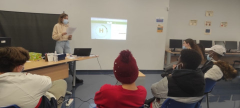 Las personas atendidas en el Programa Azarbe llevan a cabo un taller de concienciación con motivo del Día Internacional de la Mujer