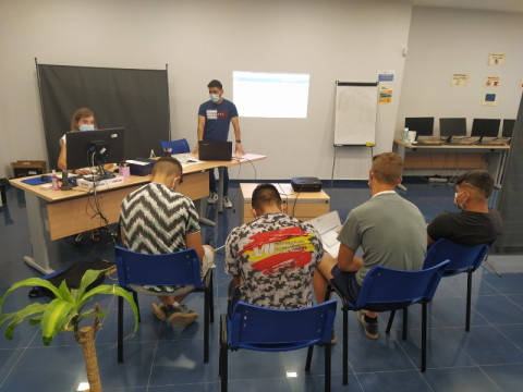 Un grupo de jóvenes atendidos en el Programa Azarbe de Murcia participa en un taller formativo sobre marketing digital 