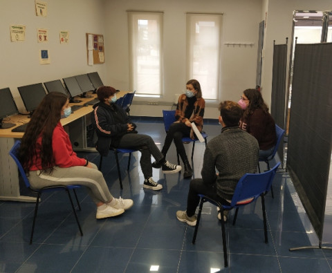 Las personas atendidas en el Programa Azarbe llevan a cabo un taller de concienciación con motivo del Día Internacional de la Mujer