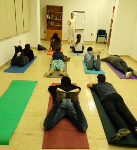 Jóvenes atendidos en Azarbe participan en un taller de iniciación al yoga 