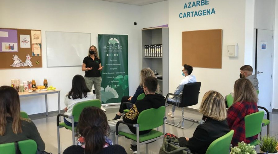 Las personas jóvenes atendidas en el Programa Azarbe de Cartagena realizan un taller sobre alimentación saludable 