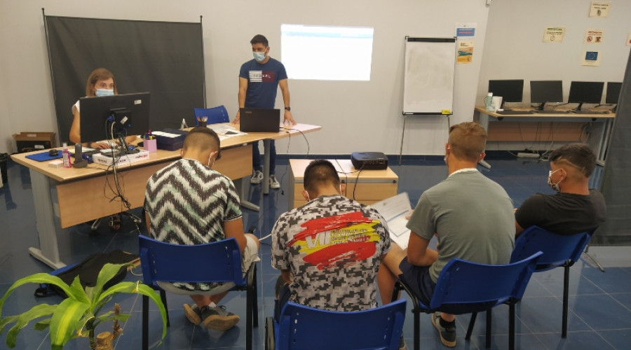 Un grupo de jóvenes atendidos en el Programa Azarbe de Murcia participa en un taller formativo sobre marketing digital 