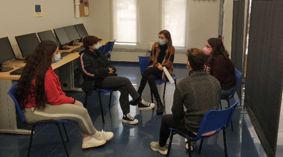 Las personas atendidas en el Programa Azarbe llevan a cabo un taller de concienciación con motivo del Día Internacional de la Mujer