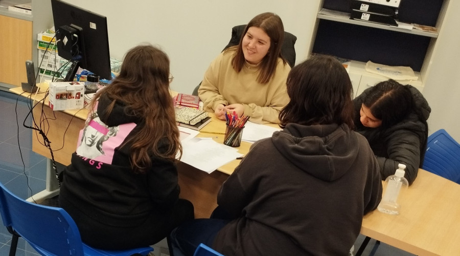 Las tres jóvenes, con la profesional de Azarbe