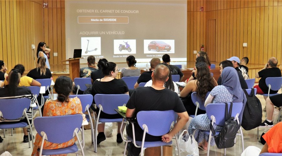 Profesionales de Azarbe presentan el programa al alumnado de los Programas Mixtos de Empleo y Formación de Murcia