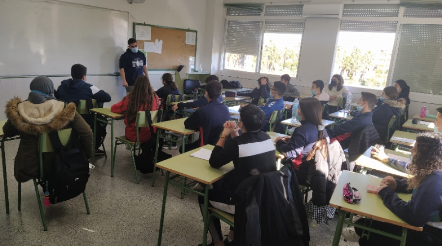 Profesionales de Azarbe presentan el Programa de Inserción en el colegio Azalea del municipio de Beniel 