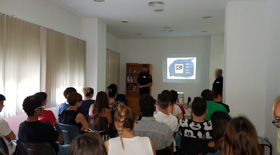 Jóvenes atendidos por Azarbe participan en una charla impartida por miembros de la Policía Nacional