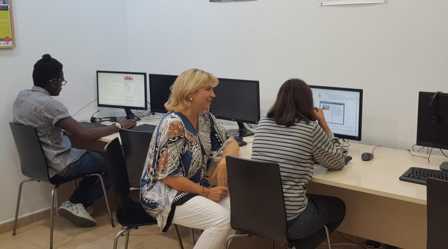 Visita de la consejera de Familia e Igualdad de Oportunidades, Violante Tomás, a la sede de zarbe Intervención Psicosocial.  