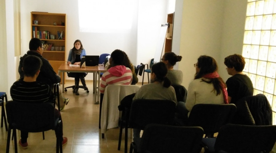 Los jóvenes atendidos por Azarbe realizan un taller sobre el Día de la Eliminación de la Violencia contra la Mujer