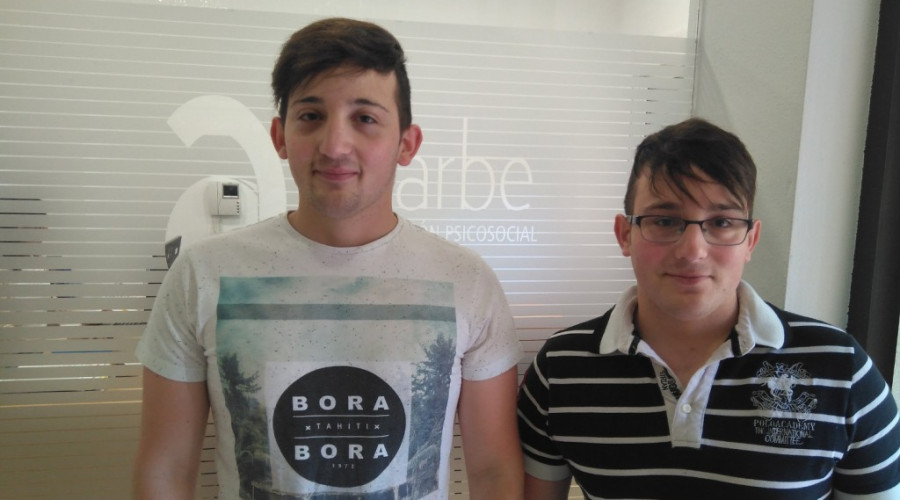Francisco y Antonio Manzanarez, dos jóvenes atendidos en Azarbe Intervención Psicosocial